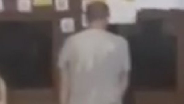СРАМНА СЦЕНА СА ПРОТЕСТА: Уринирао на улаз зграде Владе Србије (ВИДЕО) СРАМНА СЦЕНА СА ПРОТЕСТА: Уринирао на улаз зграде Владе Србије (ВИДЕО)