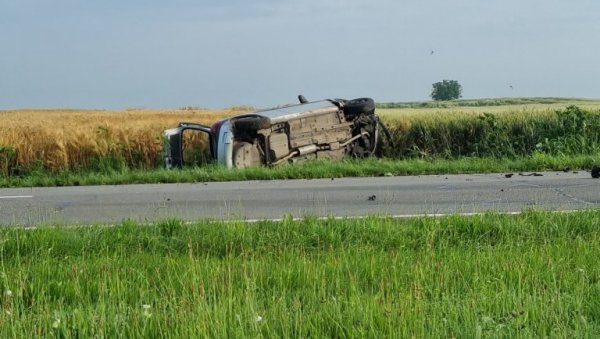 МУШКАРАЦ ПОГИНУО НА ПУТУ КОД КИКИНДЕ: Тешка саобраћајна несрећа на путу за Наково МУШКАРАЦ ПОГИНУО НА ПУТУ КОД КИКИНДЕ: Тешка саобраћајна несрећа на путу за Наково