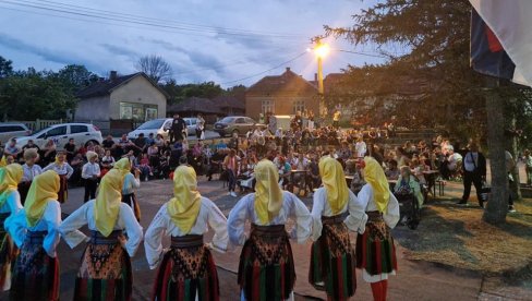 OŽIVLJAVANJE RURARNIH SREDINA: Posle Klačevice i Davidovca, „Muzički karavan“ sinoć u Mirilovcu (FOTO)