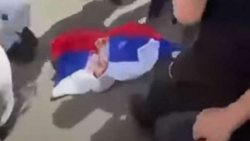 SKANDAL U ŠVAJCARSKOJ ŠKOLI: Djeca gazila zastavu Srbije (VIDEO) SKANDAL U ŠVAJCARSKOJ ŠKOLI: Djeca gazila zastavu Srbije (VIDEO)