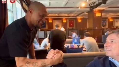 SUSRET LEGENDI PRED FINALE LIGE ŠAMPIONA: Piksi davao izjavu, prekinuo ga čuveni fudbaler (VIDEO) SUSRET LEGENDI PRED FINALE LIGE ŠAMPIONA: Piksi davao izjavu, prekinuo ga čuveni fudbaler (VIDEO)