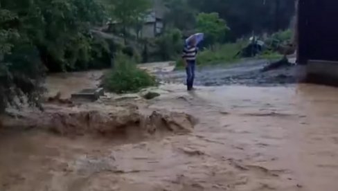 BUJICA NOSI SVE PRED SOBOM: Ulice poplavljene, nevreme napravilo haos u selima kod Kruševca i Trstenika (VIDEO) BUJICA NOSI SVE PRED SOBOM: Ulice poplavljene, nevreme napravilo haos u selima kod Kruševca i Trstenika (VIDEO)