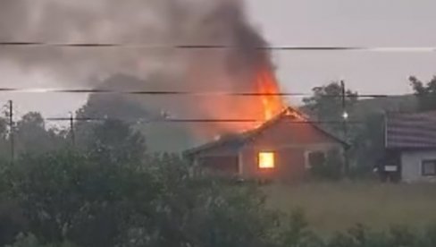 GROM ZAPALIO KUĆU: Veliko nevreme zahvatilo Kostajnicu (VIDEO) GROM ZAPALIO KUĆU: Veliko nevreme zahvatilo Kostajnicu (VIDEO)
