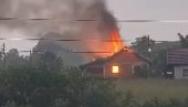 GROM ZAPALIO KUĆU: Veliko nevreme zahvatilo Kostajnicu (VIDEO)