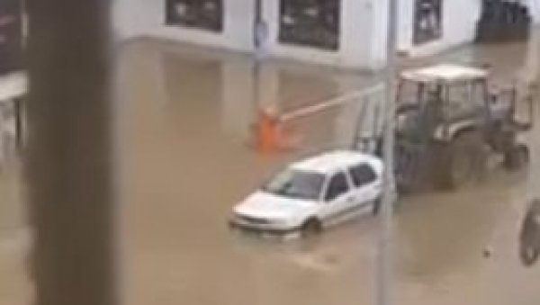 ДОБОЈ ОПЕТ ПОПЛАВЉЕН: Јака киша и хаотично време - улице под водом (ФОТО) ДОБОЈ ОПЕТ ПОПЛАВЉЕН: Јака киша и хаотично време - улице под водом (ФОТО)