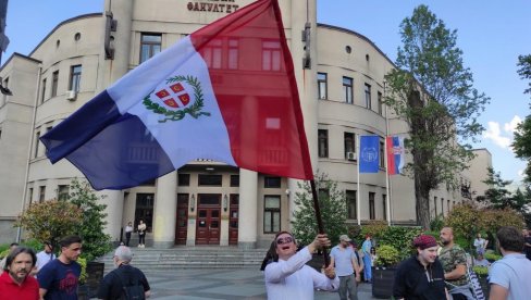 HOĆE DA MENJAJU ZASTAVU SRBIJE: Georgijev i Beširi rodonačelnici novog zahteva političkih protesta (FOTO) HOĆE DA MENJAJU ZASTAVU SRBIJE: Georgijev i Beširi rodonačelnici novog zahteva političkih protesta (FOTO)