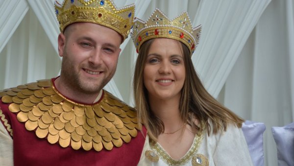 ДЕО СВАТОВА И ВИТЕЗОВИ НА КОЊИМА: Венчање Крушевљана као у средњем веку - Испоштовали обичаје, па крстили и сина (ФОТО/ ВИДЕО) ДЕО СВАТОВА И ВИТЕЗОВИ НА КОЊИМА: Венчање Крушевљана као у средњем веку - Испоштовали обичаје, па крстили и сина (ФОТО/ ВИДЕО)