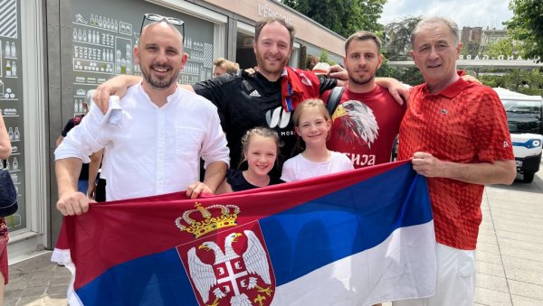 СРПСКЕ ЗАСТАВЕ НА РОЛАН ГАРОСУ: Све је спремно за велики спектакл (ФОТО) СРПСКЕ ЗАСТАВЕ НА РОЛАН ГАРОСУ: Све је спремно за велики спектакл (ФОТО)