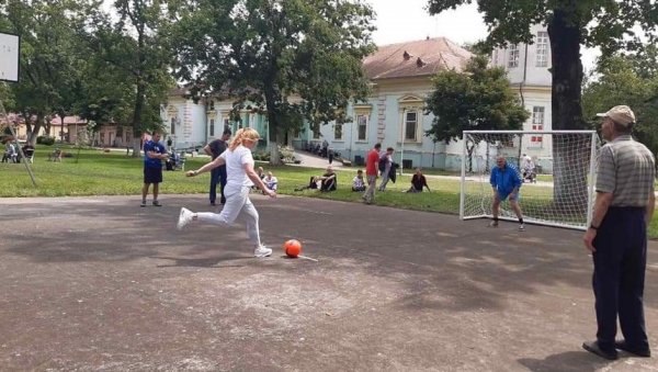 УЖИВАЊЕ У СПОРТСКОМ ДАНУ: У Дому у Старом Лецу запослени и пацијенти играли фудбал УЖИВАЊЕ У СПОРТСКОМ ДАНУ: У Дому у Старом Лецу запослени и пацијенти играли фудбал
