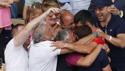 KAKVA EMOCIJA: Ovo je Novak Đoković prvo uradio nakon što je pokorio teniski svet KAKVA EMOCIJA: Ovo je Novak Đoković prvo uradio nakon što je pokorio teniski svet