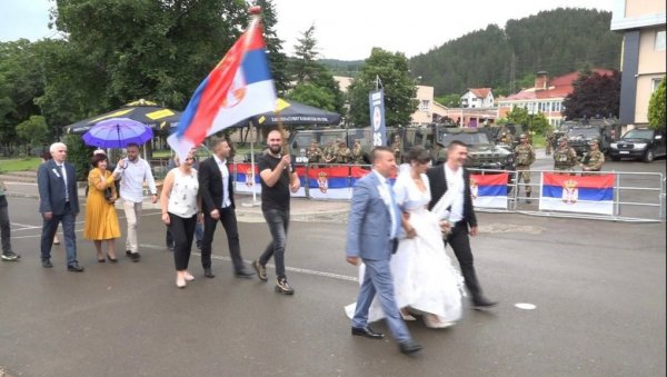СВАДБЕНА ПОВОРКА ИСПРЕД КОРДОНА КФОР-а: Ево како су војници испратили младенце на венчање (ФОТО) СВАДБЕНА ПОВОРКА ИСПРЕД КОРДОНА КФОР-а: Ево како су војници испратили младенце на венчање (ФОТО)
