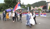 SVADBENA POVORKA ISPRED KORDONA KFOR-a: Evo kako su vojnici ispratili mladence na venčanje (FOTO)