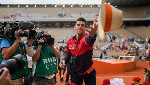 КАКАВ ЧОВЕК! Ево шта је Новак Ђоковић урадио после церемоније, добијања трофеја Ролан Гароса и интервјуа на терену (ФОТО) КАКАВ ЧОВЕК! Ево шта је Новак Ђоковић урадио после церемоније, добијања трофеја Ролан Гароса и интервјуа на терену (ФОТО)