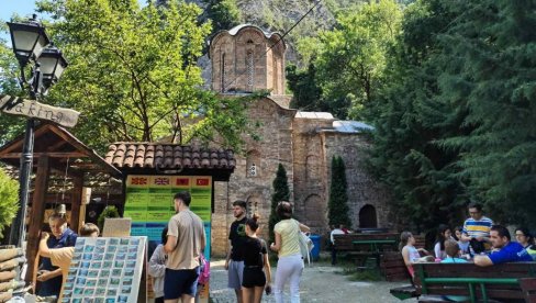 SVETINJA IZGRAĐENA TOKOM KOSOVSKOG BOJA: Manastir Sveti Andrija u kanjonu Matka - po legendi podigao ga je Kraljević Marko (FOTO) SVETINJA IZGRAĐENA TOKOM KOSOVSKOG BOJA: Manastir Sveti Andrija u kanjonu Matka - po legendi podigao ga je Kraljević Marko (FOTO)