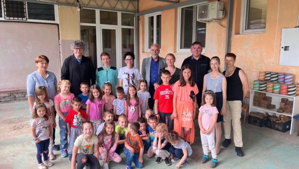 ДА ДЕЦА ИМАЈУ БОЉЕ УСЛОВЕ: Мале балерине играле за вртић „Чика Јова Змај“ (ФОТО) ДА ДЕЦА ИМАЈУ БОЉЕ УСЛОВЕ: Мале балерине играле за вртић „Чика Јова Змај“ (ФОТО)