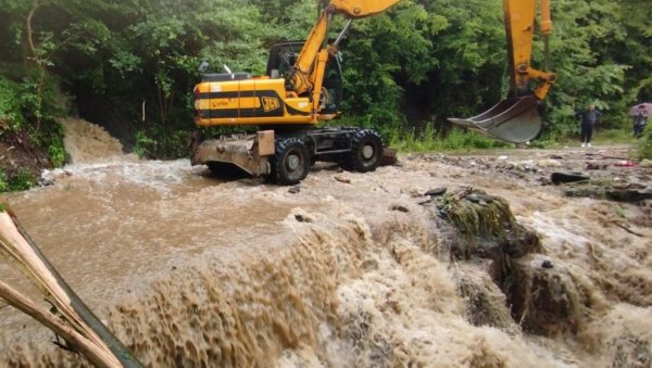 ПУТЕВИ ПОД ВОДОМ: Околина Краљева поново на удару бујичних водотокова ПУТЕВИ ПОД ВОДОМ: Околина Краљева поново на удару бујичних водотокова