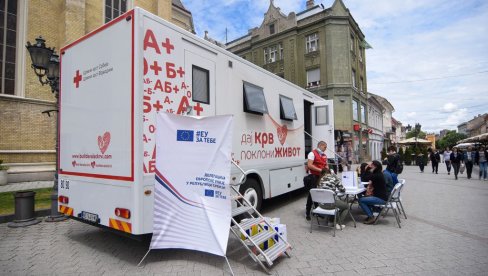 АКЦИЈА ДОБРОВОЉНОГ ДАВАЊА КРВИ У НОВОМ САДУ: Поводом Светског дана давалаца крви 16. јуна на Тргу слободе