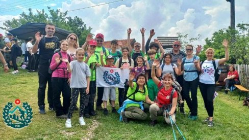 ПАРАЋИНСКИ ПЛАНИНАРИ У ДВА ПОХОДА: Најмлађи чланови на Кукавици, остали се пели на врх Стол (ФОТО)