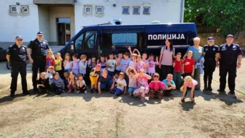 ДЕЦА ИЗ БЕЛЕ ЦРКВЕ У ПОСЕТИ ПОЛИЦИЈИ: Сјајно искуство за малишане из ПУ „Анђелка Ђурић“ ДЕЦА ИЗ БЕЛЕ ЦРКВЕ У ПОСЕТИ ПОЛИЦИЈИ: Сјајно искуство за малишане из ПУ „Анђелка Ђурић“