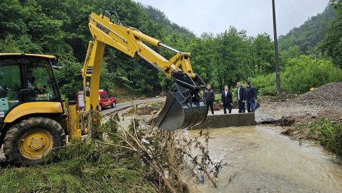 VODA ODNELA PUTEVE I MOST: Katastrofalne posledice od poplava podno Majevice (FOTO) VODA ODNELA PUTEVE I MOST: Katastrofalne posledice od poplava podno Majevice (FOTO)