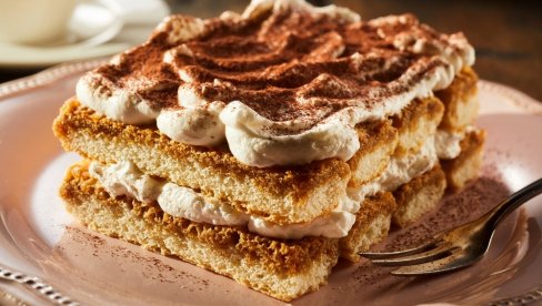 KREMASTA TIRAMISU TORTA: Brzi desert od piškota i kremastog fila jedan je od najomiljenijih na svetu KREMASTA TIRAMISU TORTA: Brzi desert od piškota i kremastog fila jedan je od najomiljenijih na svetu