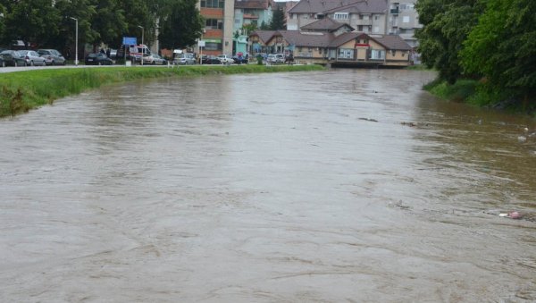 ПОЛАВЕЉНЕ СЕОСКЕ КУЋЕ: Због пораста водостаја и бујица заседао јагодински Штаб за ванредне ситуације (ФОТО)