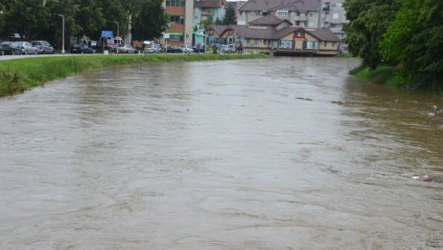 ПОЛАВЕЉНЕ СЕОСКЕ КУЋЕ: Због пораста водостаја и бујица заседао јагодински Штаб за ванредне ситуације (ФОТО) ПОЛАВЕЉНЕ СЕОСКЕ КУЋЕ: Због пораста водостаја и бујица заседао јагодински Штаб за ванредне ситуације (ФОТО)