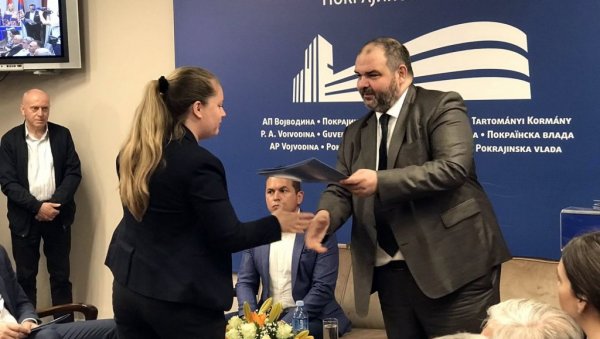НОВАЦ ОД ПОКРАЈИНЕ: Апатин добио 13 милиона динара за атарске путеве НОВАЦ ОД ПОКРАЈИНЕ: Апатин добио 13 милиона динара за атарске путеве