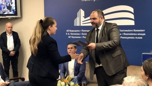 NOVAC OD POKRAJINE: Apatin dobio 13 miliona dinara za atarske puteve NOVAC OD POKRAJINE: Apatin dobio 13 miliona dinara za atarske puteve