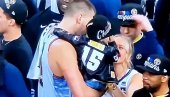 ДА СЕ НАЈЕЖИШ! Ћеркица у наручју, брат га љуби у главу, а дворана скандира - МВП (ВИДЕО) ДА СЕ НАЈЕЖИШ! Ћеркица у наручју, брат га љуби у главу, а дворана скандира - МВП (ВИДЕО)