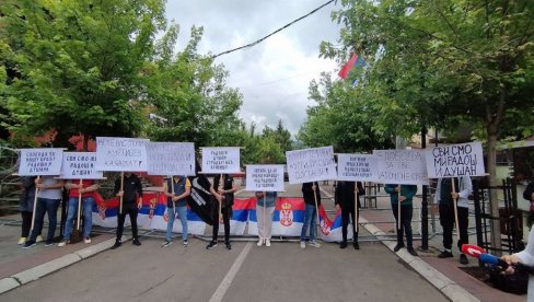 NEĆE NAS SLOMITI KURTIJEV KAZAMAT: Srbi okupljeni ispred opštine Zvečan uputili poruke međunarodnoj zajednici (FOTO) NEĆE NAS SLOMITI KURTIJEV KAZAMAT: Srbi okupljeni ispred opštine Zvečan uputili poruke međunarodnoj zajednici (FOTO)