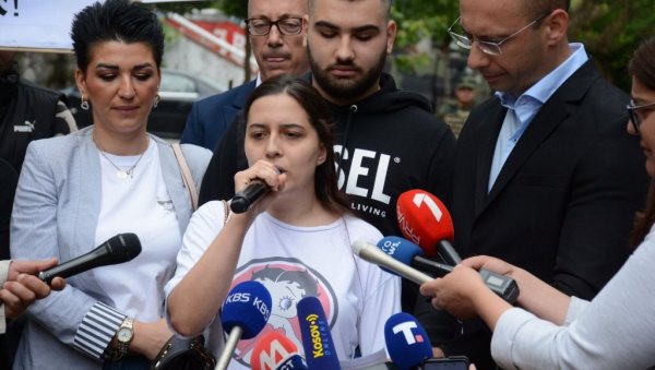 ШТА ЈЕ ДУШАН БИЛО КОМЕ КРИВ? Сестра ухапшеног Србина: Када сам га посетила у притвору, био је сав претучен, те слике ме и сад боле (ВИДЕО) ШТА ЈЕ ДУШАН БИЛО КОМЕ КРИВ? Сестра ухапшеног Србина: Када сам га посетила у притвору, био је сав претучен, те слике ме и сад боле (ВИДЕО)