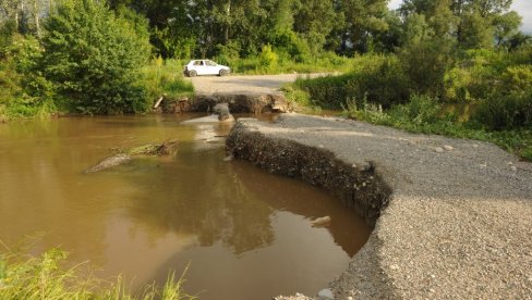 SANACIJA KAD PRESTANE KIŠA: Bujice oštetile saobraćajnu infrastrukturu vrnjačkog i kraljevačkog kraja (FOTO) SANACIJA KAD PRESTANE KIŠA: Bujice oštetile saobraćajnu infrastrukturu vrnjačkog i kraljevačkog kraja (FOTO)