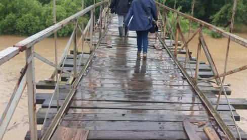 PEŠAČKE STAZE, ŠIROK TRI METRA: Svilajnačko selo Vojska dobija most (FOTO) PEŠAČKE STAZE, ŠIROK TRI METRA: Svilajnačko selo Vojska dobija most (FOTO)
