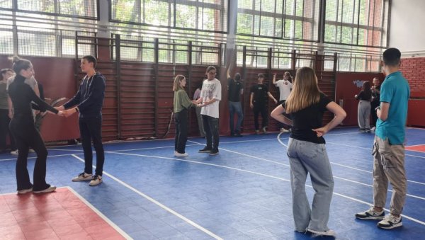 УЧИЛИ ЛАТИНО ПЛЕСОВЕ: Ђаци у ЕТШ Раде Кончар имали јавни час УЧИЛИ ЛАТИНО ПЛЕСОВЕ: Ђаци у ЕТШ Раде Кончар имали јавни час