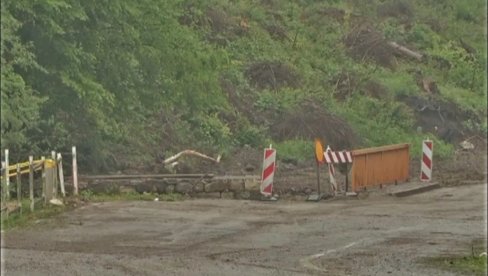 U PREKIDU PUT KRUŠEVAC-JASTREBAC: Zbog poplava odroni ka Ribarskoj banji U PREKIDU PUT KRUŠEVAC-JASTREBAC: Zbog poplava odroni ka Ribarskoj banji