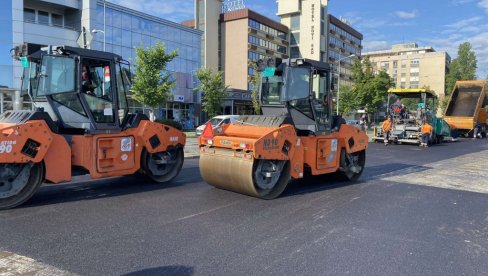 U NOVOM SADU U TOKU INTENZIVNA OBNOVA SAOBRAĆAJNICA: Pri kraju radovi u Bulevaru Jaše Tomića, majstori u Adice U NOVOM SADU U TOKU INTENZIVNA OBNOVA SAOBRAĆAJNICA: Pri kraju radovi u Bulevaru Jaše Tomića, majstori u Adice