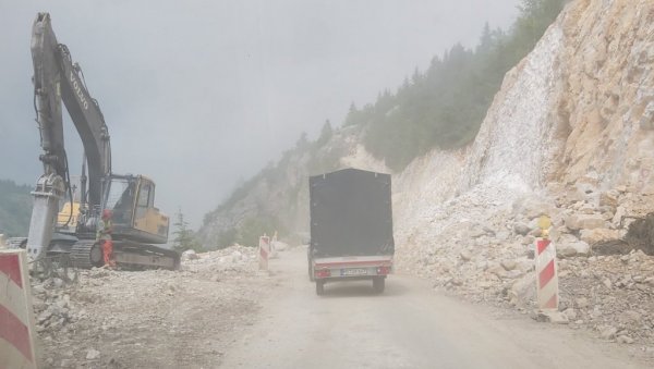 ПУТ ЈОШ САМО ОБЕЋАЊЕ:Наставља се агонија мештана рожајских села, али и путника ка граници са Србијом (ФОТО) ПУТ ЈОШ САМО ОБЕЋАЊЕ:Наставља се агонија мештана рожајских села, али и путника ка граници са Србијом (ФОТО)