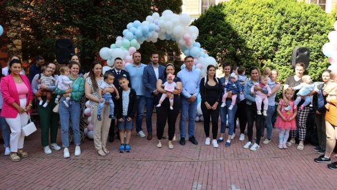 ЗА БЕЗБЕДНИЈУ ВОЖЊУ: Сомбор доделио 200 ауто седишта за бебе ЗА БЕЗБЕДНИЈУ ВОЖЊУ: Сомбор доделио 200 ауто седишта за бебе