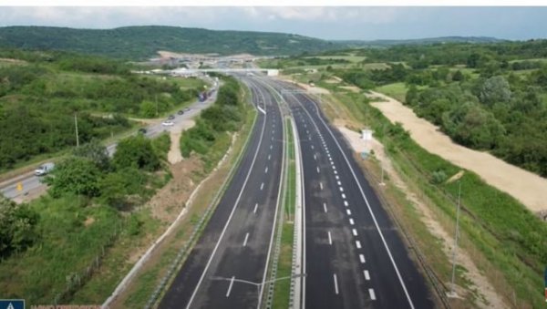 НАЈМОДЕРНИЈА ТЕХНОЛОГИЈА ПРВИ ПУТ НА СРПСКИМ ПУТЕВИМА: Изградња дела обилазнице око Београда приводи се крају (ВИДЕО) НАЈМОДЕРНИЈА ТЕХНОЛОГИЈА ПРВИ ПУТ НА СРПСКИМ ПУТЕВИМА: Изградња дела обилазнице око Београда приводи се крају (ВИДЕО)