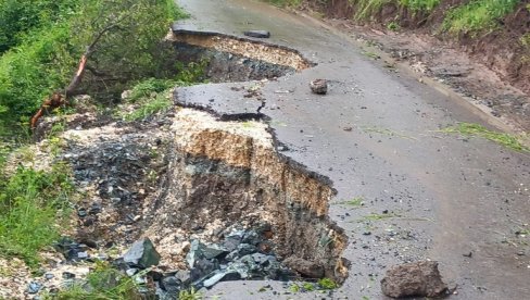 OPASNOST - POKRENUTA KLIZIŠTA KOD ALEKSANDROVCA: Ovim putevima ne sme više da se vozi (FOTO)