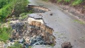 ОПАСНОСТ - ПОКРЕНУТА КЛИЗИШТА КОД АЛЕКСАНДРОВЦА: Овим путевима не сме више да се вози (ФОТО)
