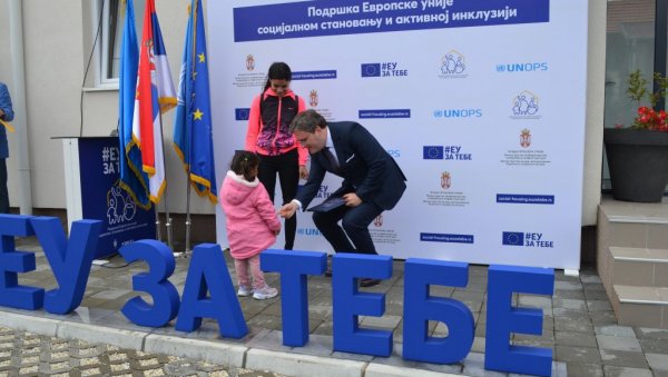 СКУЋИЛИ УКУПНО 75 РОМА: У Свилајнцу подељени кључеви још једног објекта намењеног социјалном становању СКУЋИЛИ УКУПНО 75 РОМА: У Свилајнцу подељени кључеви још једног објекта намењеног социјалном становању