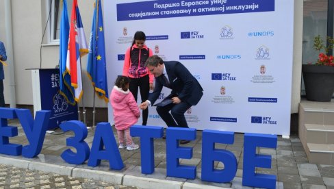 SKUĆILI UKUPNO 75 ROMA: U Svilajncu podeljeni ključevi još jednog objekta namenjenog socijalnom stanovanju SKUĆILI UKUPNO 75 ROMA: U Svilajncu podeljeni ključevi još jednog objekta namenjenog socijalnom stanovanju