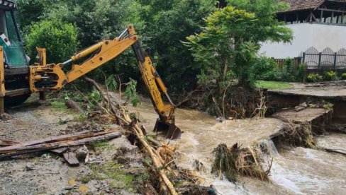 СВА МЕХАНИЗАЦИЈА НА ТЕРЕНУ: У рековачким селима уклањају последице поплава (ФОТО)