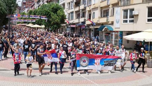 DECA NA ČELU POVORKE: Mirna protestna šetnja u Kosovskoj Mitrovici zbog hapšenja Miluna Milenkovića (VIDEO)