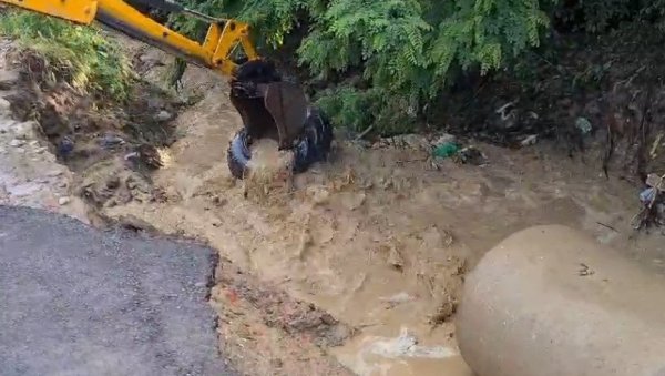 ГУМЕ У КОРИТУ РЕКЕ: Власотинчани чисте канале и водотоке ГУМЕ У КОРИТУ РЕКЕ: Власотинчани чисте канале и водотоке