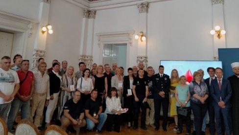 NESEBIČNO SPASAVAJU ŽIVOTE: Višestrukim dobrovoljnim davaocima krvi iz Novog Sada uručena priznanja NESEBIČNO SPASAVAJU ŽIVOTE: Višestrukim dobrovoljnim davaocima krvi iz Novog Sada uručena priznanja