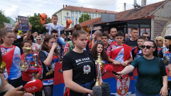 ЛУНЕ НАС ЈЕ НАУЧИО ДА БУДЕМО ХРАБРИ: Тренеру, уз тебе смо, ти си нам као отац (ВИДЕО) ЛУНЕ НАС ЈЕ НАУЧИО ДА БУДЕМО ХРАБРИ: Тренеру, уз тебе смо, ти си нам као отац (ВИДЕО)
