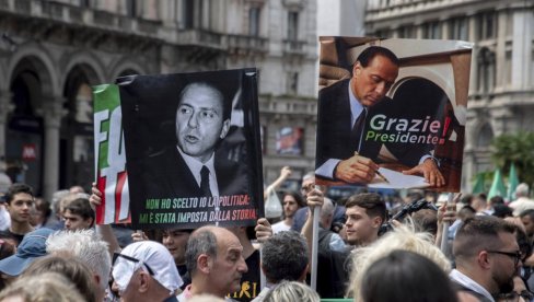 ITALIJA SE OPRAŠTA OD BERLUSKONIJA: Na desetine ljudi iz zemlje i sveta došle da se oproste od bivšeg premijera ITALIJA SE OPRAŠTA OD BERLUSKONIJA: Na desetine ljudi iz zemlje i sveta došle da se oproste od bivšeg premijera